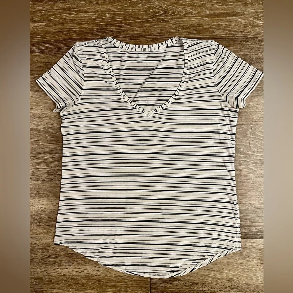 Lululemon Love Tee V in Cut Back Stripe White Black Size 8 / 10